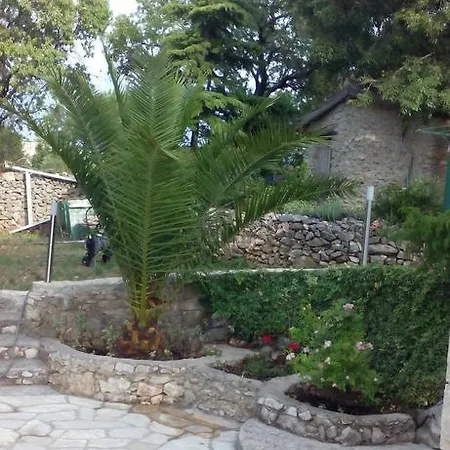 Tuja Apartman *